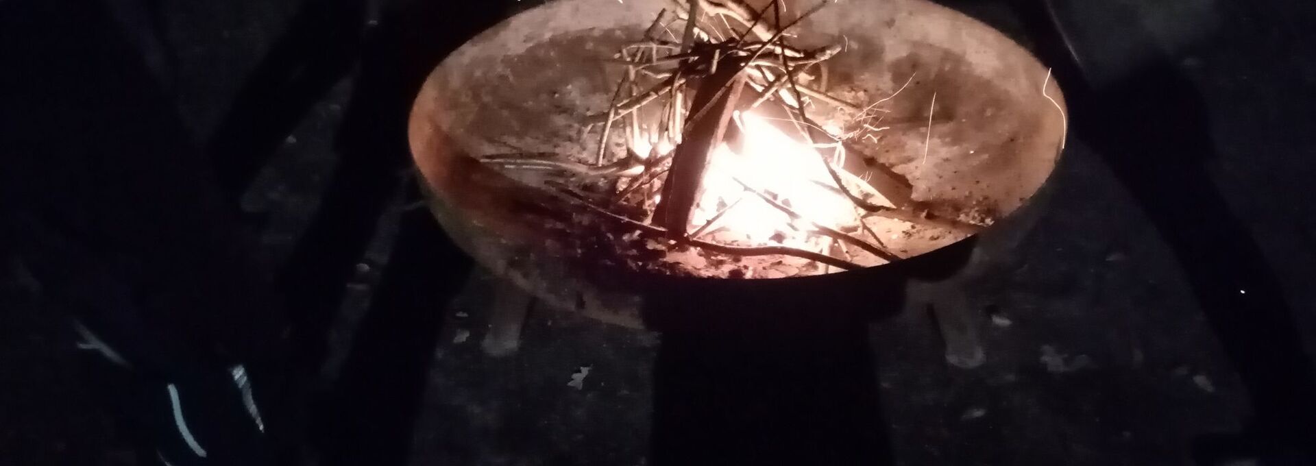 Ein Lagerfeuer brennt in der Nacht